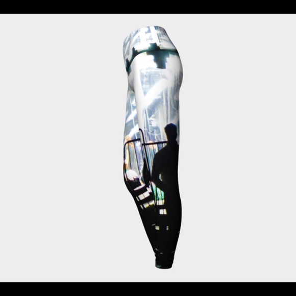 Luxe Yoga Leggings - Behind the Scenes - Picture 4 of 4